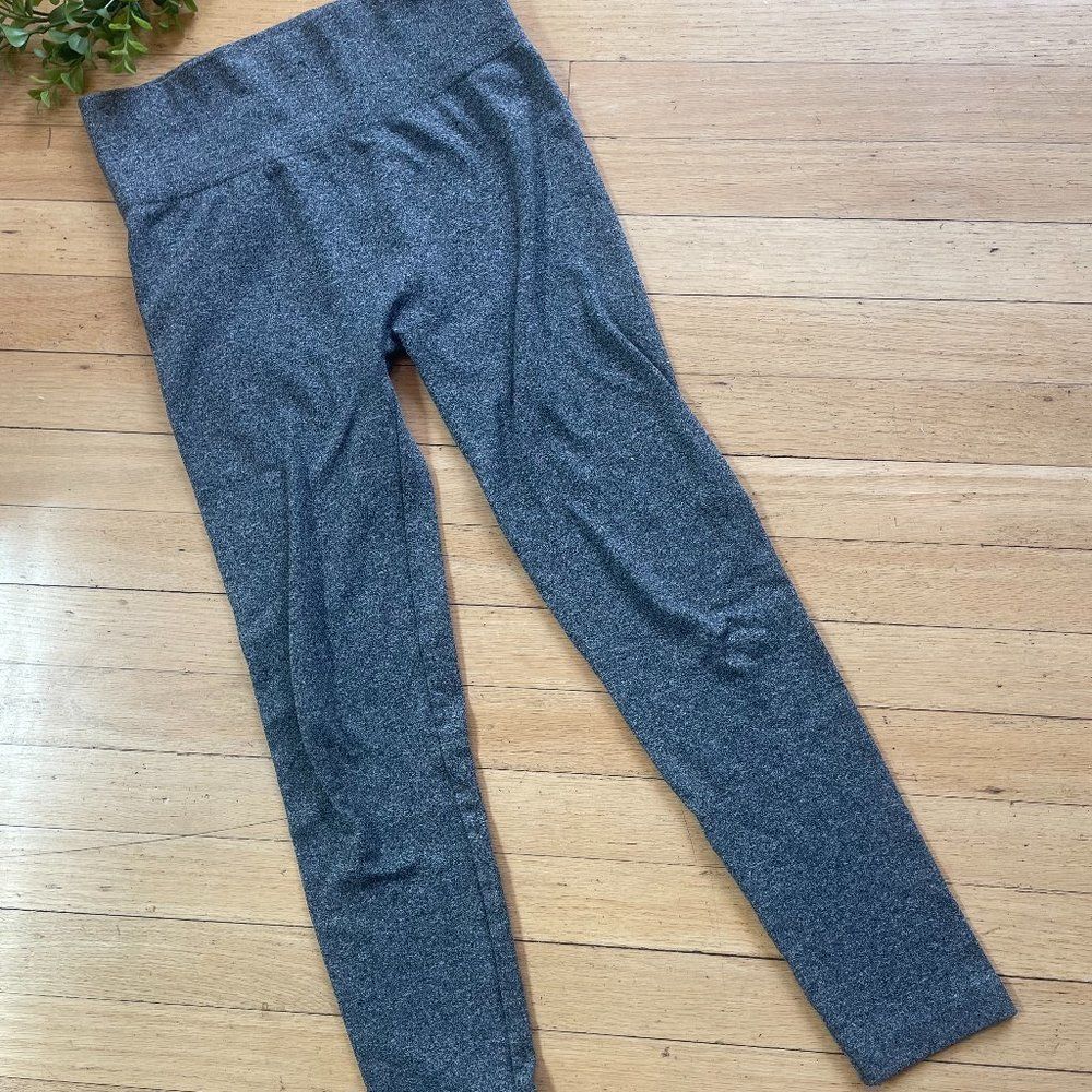 Feathers Gray Leggings Size Small/Medium - Picture 2 of 4
